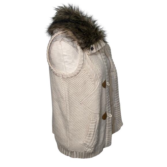 Pink Republic Ivory Cable Knit Faux Fur Collar Toggle Sweater Vest Size Medium - Picture 2 of 9